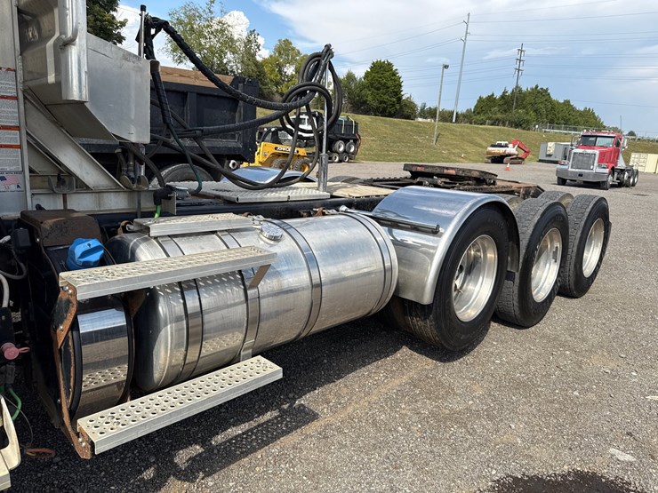 2017-caterpillar-ct660-image-11