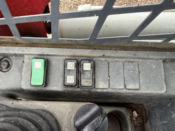 2021-takeuchi-tl8-image-24