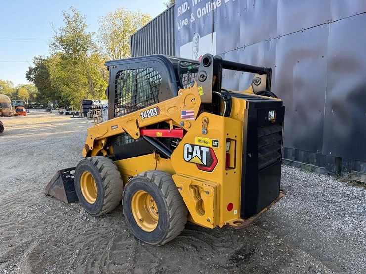 2020-caterpillar-242d3-image-2