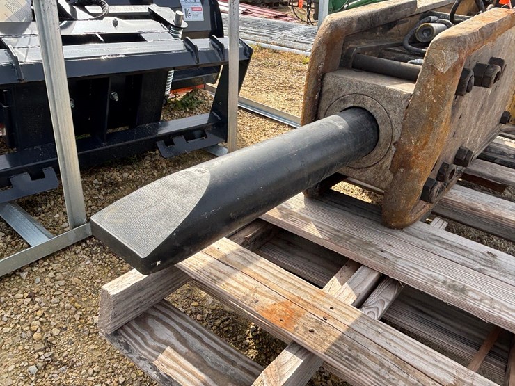 #1337-•-tb830-hydraulic-breaker-image-11