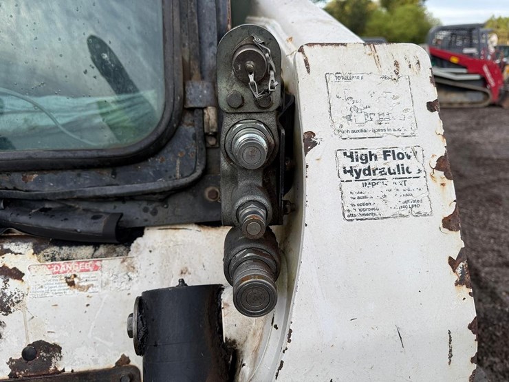 2006-bobcat-t300-image-11