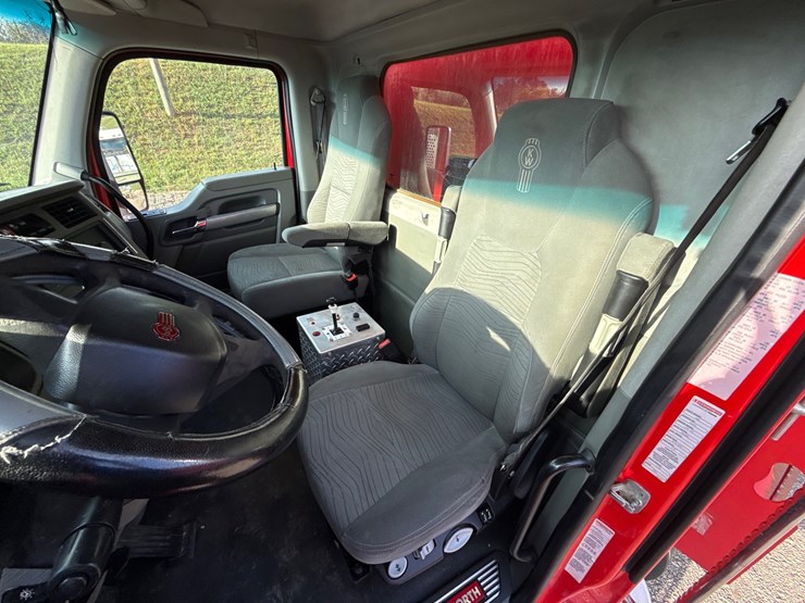 2015-kenworth-t880-image-15