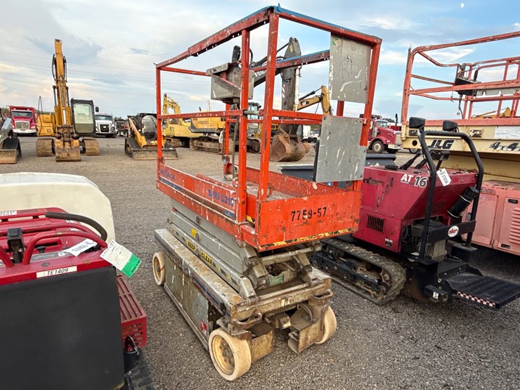 #2072-•-2004-sky-jack-electric-scissor-lift-image-5