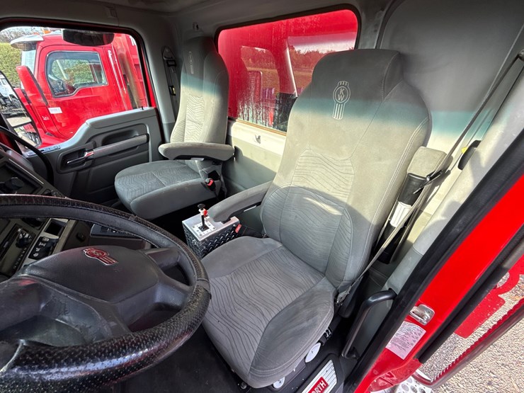 2017-kenworth-t880-image-16