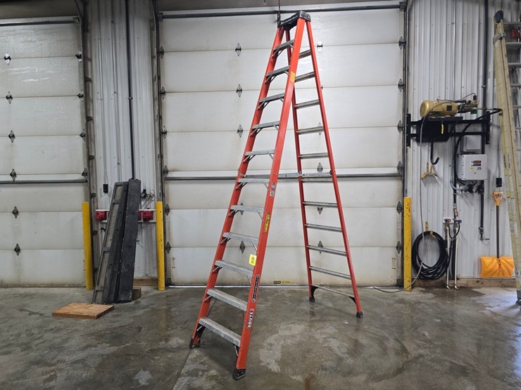 #9745-•-louisville-12'-step-ladder-image-1