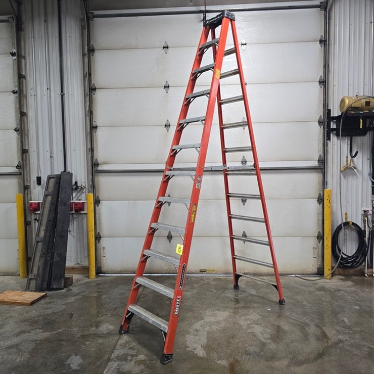 #9745 • Louisville 12' Step Ladder