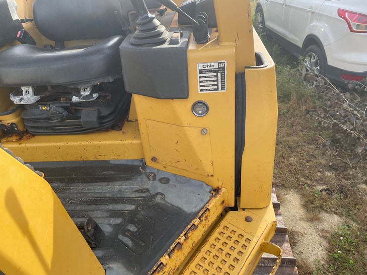2005-caterpillar-d3g-xl-image-29