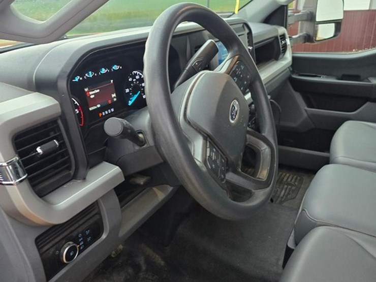 2025-ford-f550-xl-image-26