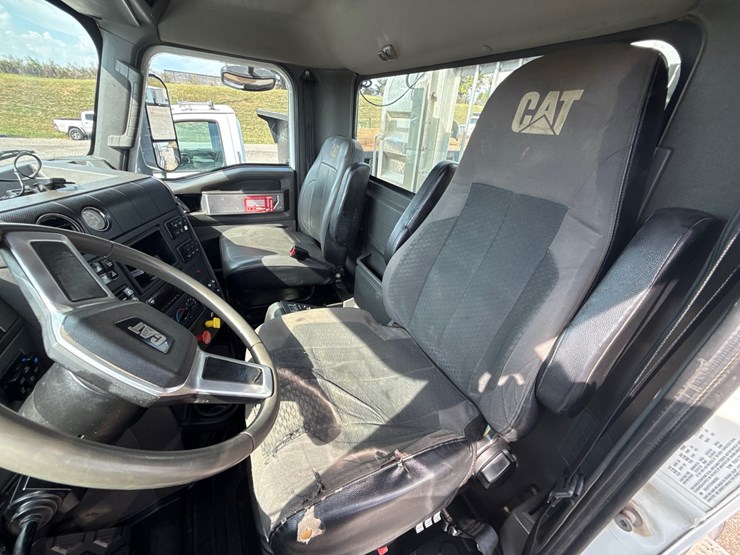 2017-caterpillar-ct660-image-14