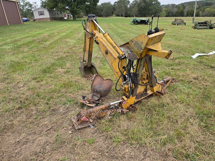 #25268-•-international-3082-series-a-back-hoe-attachment-image-2