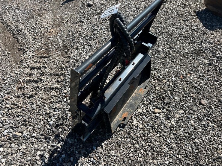 giyi-mini-skid-steer-side-shift-forks-backing-plate-image-3