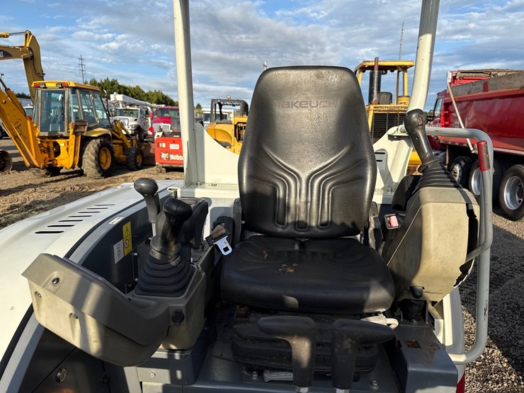 takeuchi-tb230-image-18