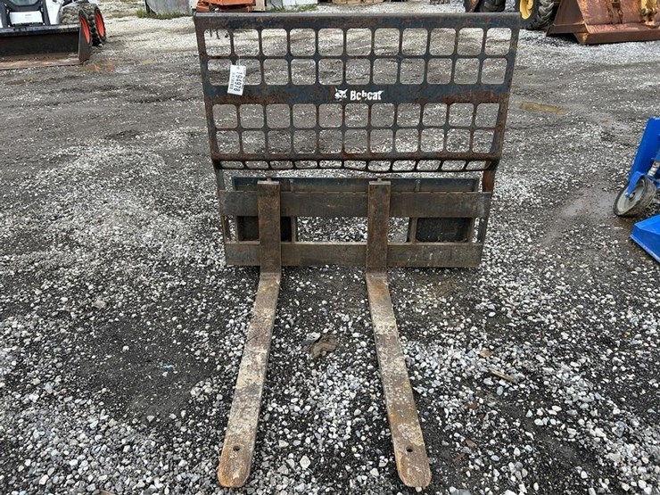 bobcat-48”-skid-steer-pallet-forks-image-1