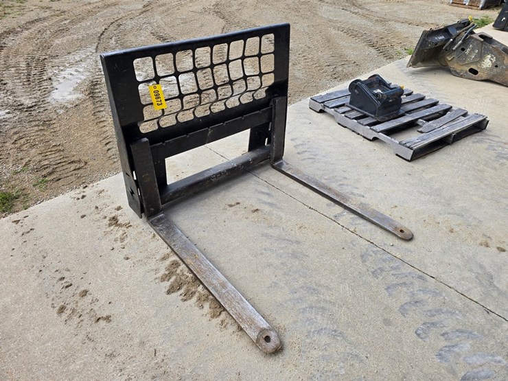 #9673-•-bobcat-42"-pallet-forks-image-7