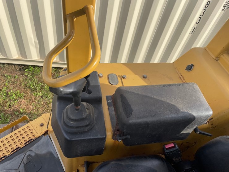 2005-caterpillar-d3g-xl-image-33