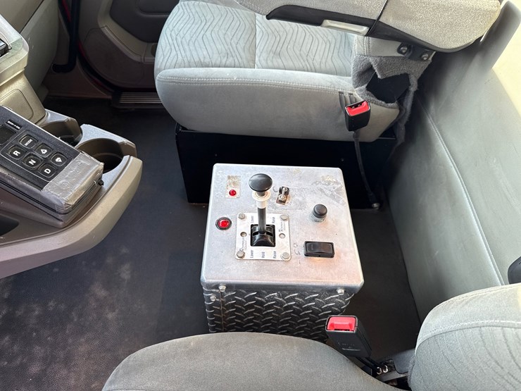 2015-kenworth-t880-image-17