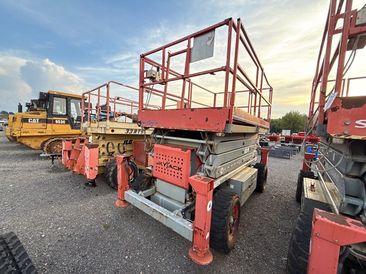 #2082-•-sky-jack-sj7135-scissor-lift-image-1