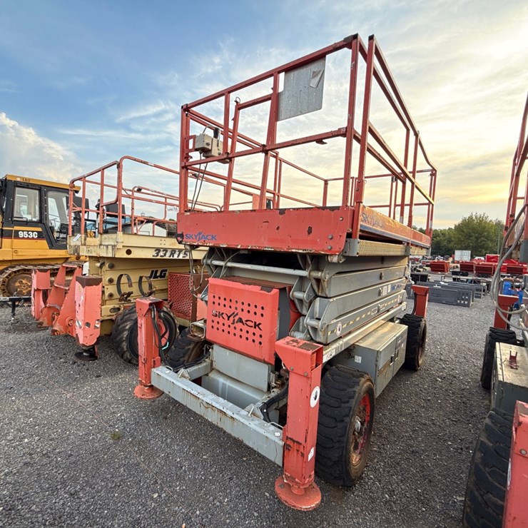 #2082 • SKY JACK SJ7135 SCISSOR LIFT