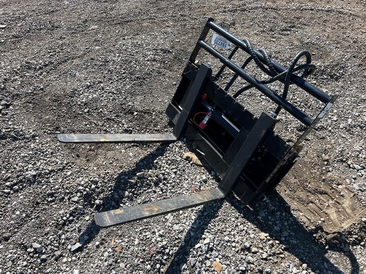 giyi-30”-mini-skid-steer-side-shift-forks-image-2