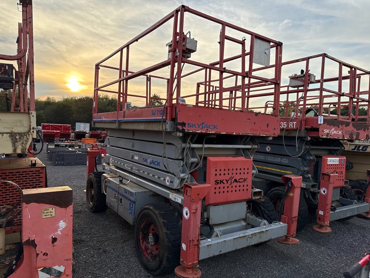 #2082-•-sky-jack-sj7135-scissor-lift-image-2
