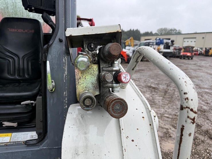 2012-takeuchi-tl250-image-11