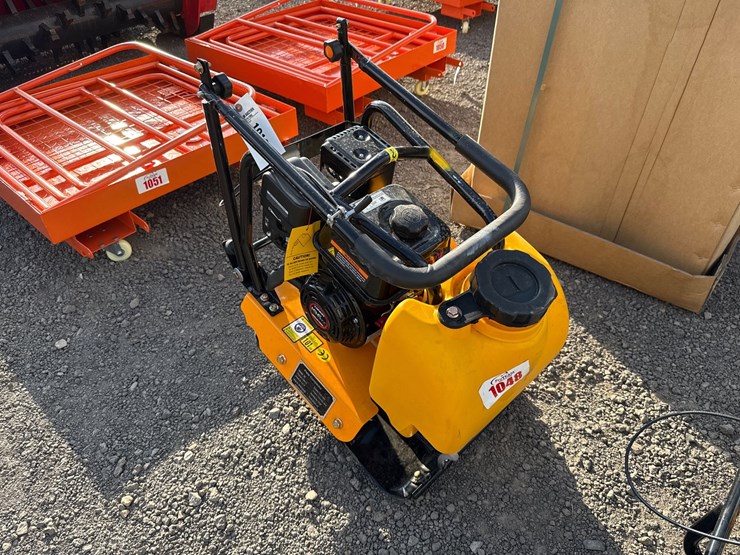 #1048-•-c90t-plate-compactor-image-2