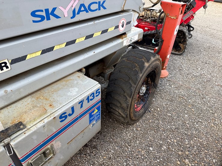 #2082-•-sky-jack-sj7135-scissor-lift-image-4