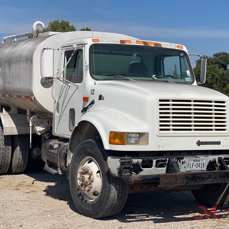 2001 INTERNATIONAL 4900 T/A WATER TRUCK