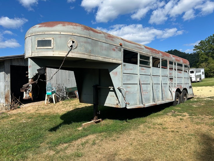 #1151-•-1990-gooseneck-stock-trailer-(wi-title-in-delay)-(mondovi,-wi)-image-1