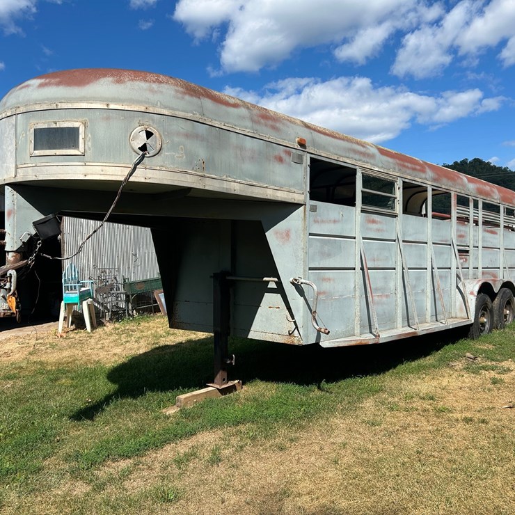 #1151 • 1990 Gooseneck Stock Trailer (WI Title in Delay) (Mondovi, WI)