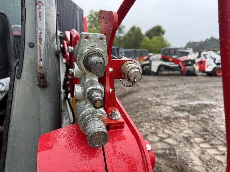 2020-takeuchi-tl8-image-11
