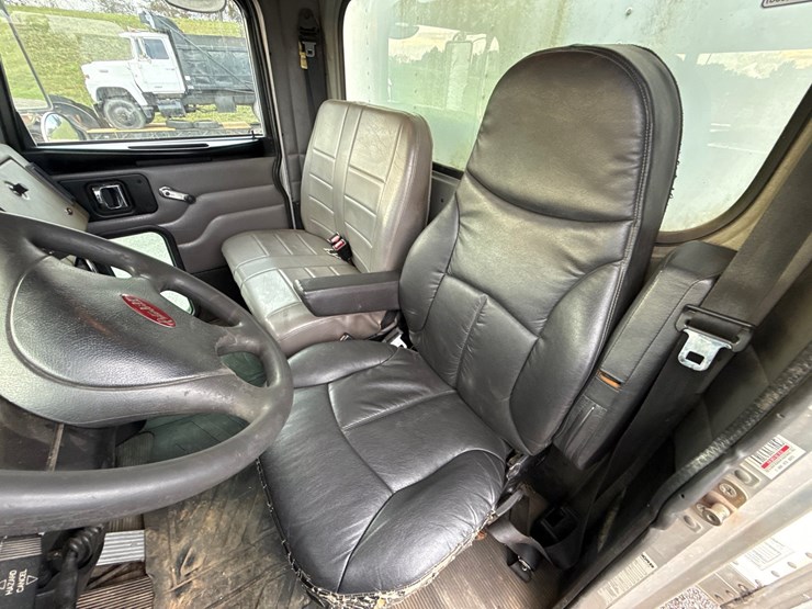 2007-peterbilt-340-image-17