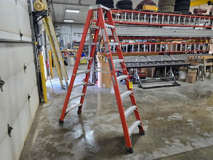 #9748-•-louisville-8-double-sided-step-ladder-image-4