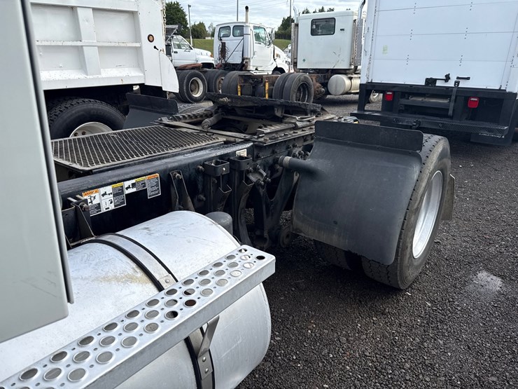 2017-kenworth-t680-image-11