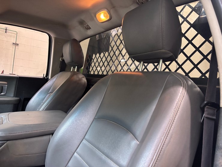 2015-dodge-ram-3500-image-25