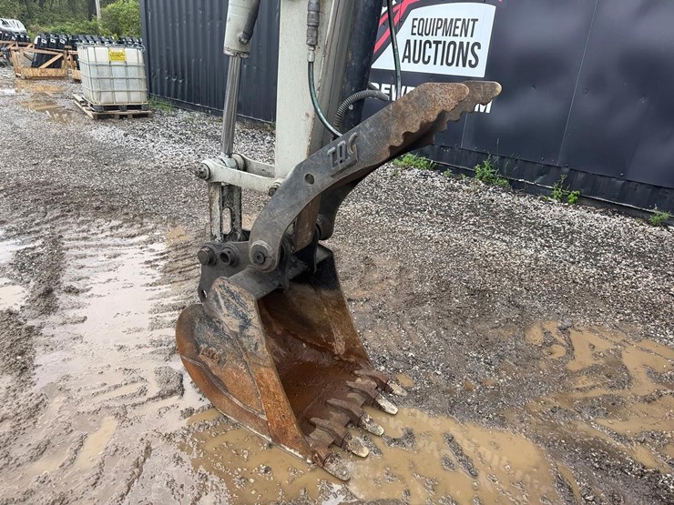 2016-takeuchi-tb260-image-10
