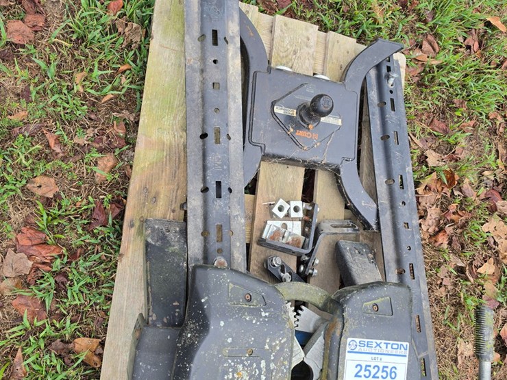 #25256-•-curt-universal-spyder-gooseneck-&-reese-5th-wheel-image-3