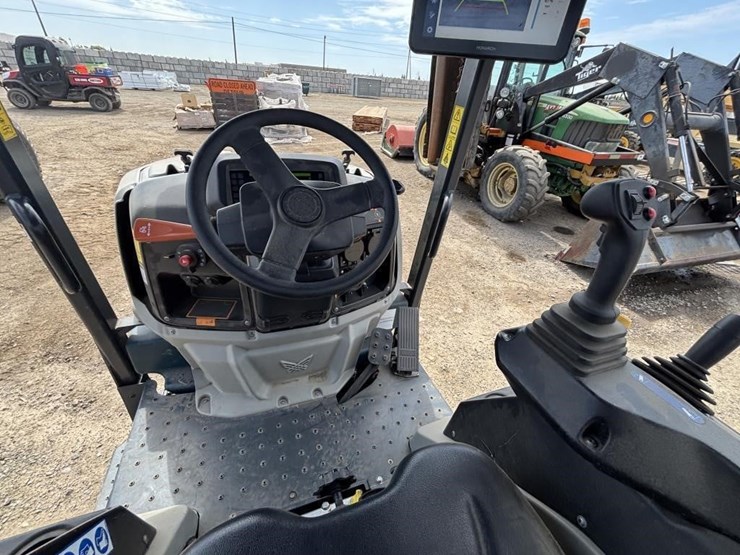 2023-monarch-mkv-tractor-image-30