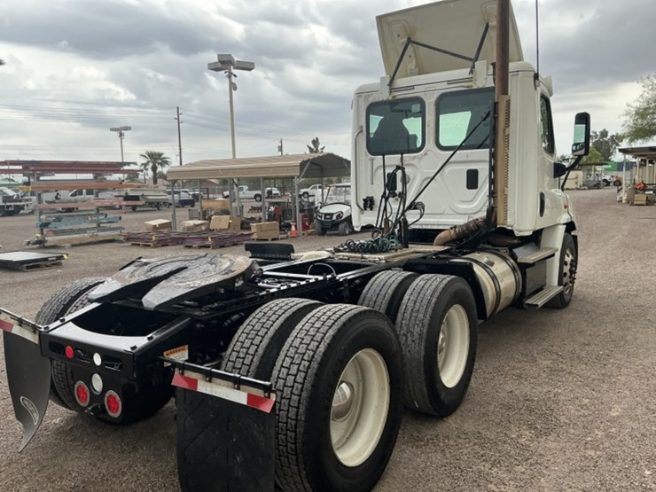 2016-freightliner-cascadia-113-image-5