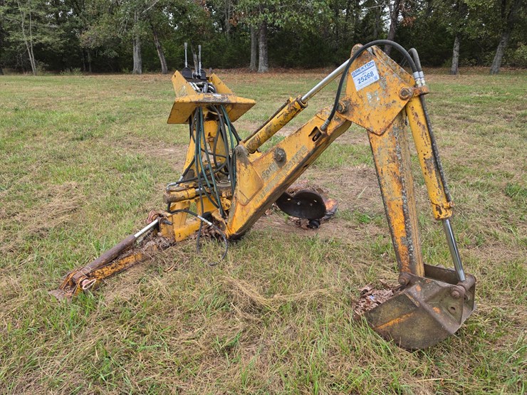 #25268-•-international-3082-series-a-back-hoe-attachment-image-1