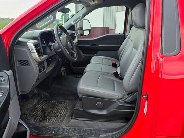 2025-ford-f550-xl-image-22