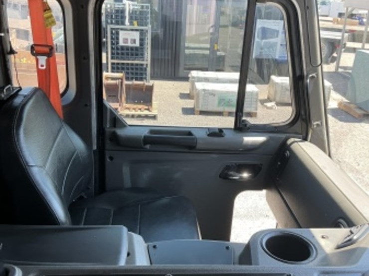 2018-peterbilt-520-image-24