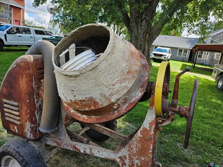 #8737-•-timken-bearing-equipment-towable-concrete-mixer-image-12