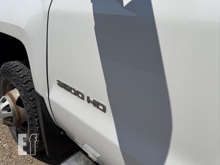 2015-chevrolet-3500hd-image-17