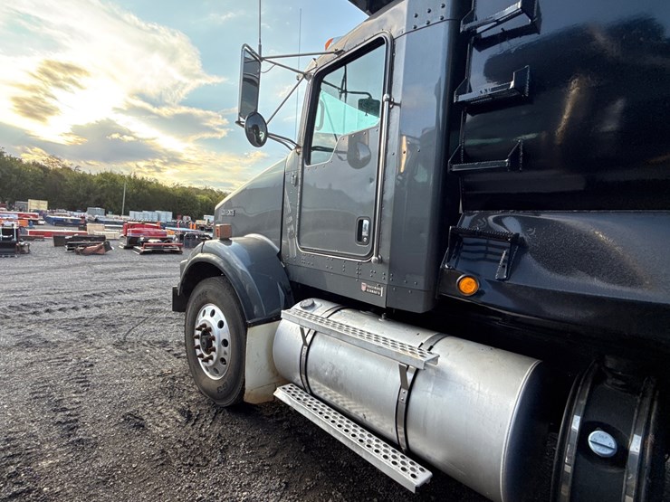 2014-kenworth-t800-image-12