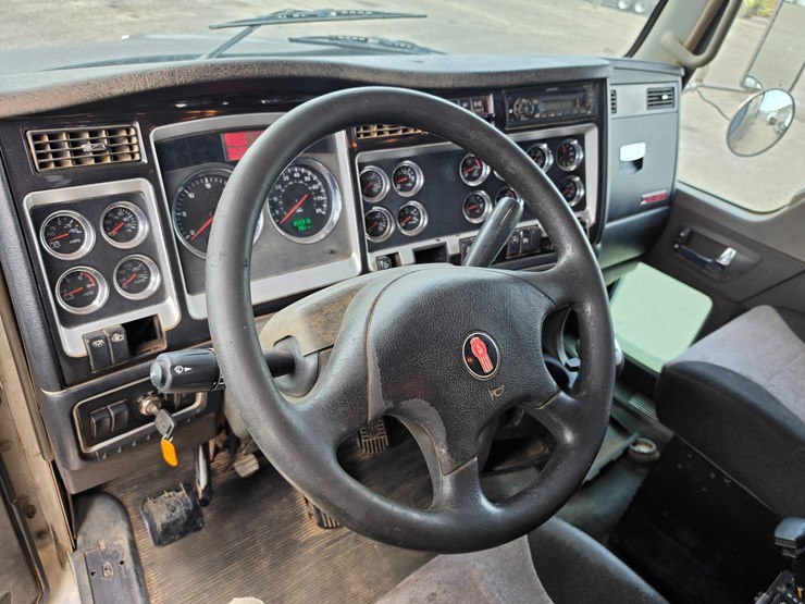 2013-kenworth-t800-image-18