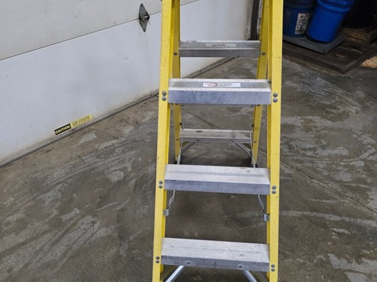 #9749-•-louisville-4'-double-sided-step-ladder-image-7