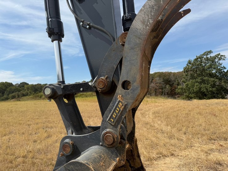 2024-deere-210g-lc-image-15