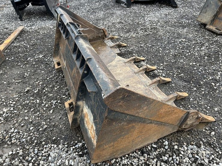 76”-skid-steer-tooth-bucket-image-5