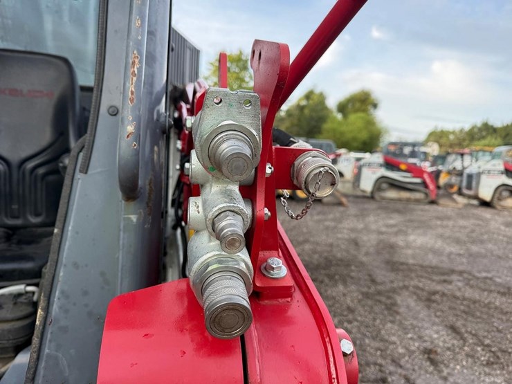 2023-takeuchi-tl8-image-11